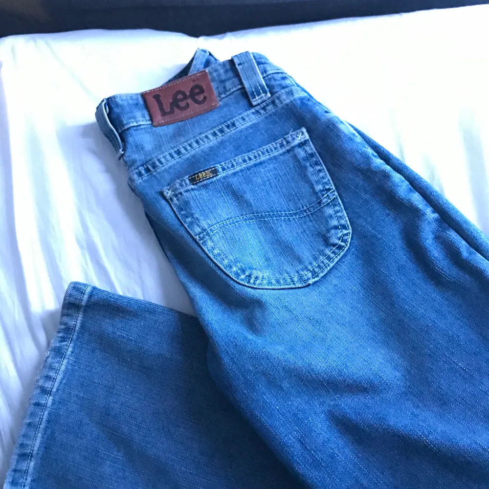 Lågmidjade Bootcut lee jeans 27-31, skit snygga men tyvärr för små, jag är 1.67 o passar bra i längden på mig🥰✨ny pris runt 1000. Jeans & Byxor.