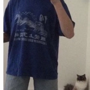 Mörkblå tisha med tryck  - Oversize T-shirt med kinesiska tryck på! 