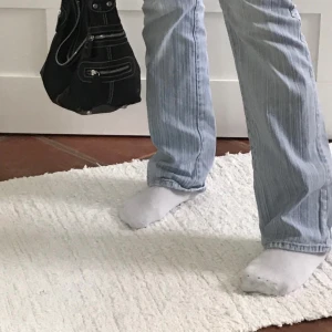 Secondhand Jeans - Säljer dessa snygga secondhand jeans!! Köpta här på Plick men säljer då dem tyvärr inte passade.🥺                 Två första bilder från andra säljaren.Lågmidjade och raka nertill. Skulle säga som passade en liten s eller xs💞