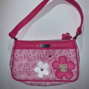  - Fettsöt Hello Kitty handväska!! Lite trasig längst ner som ni ser men det är inte särskilt märkbart