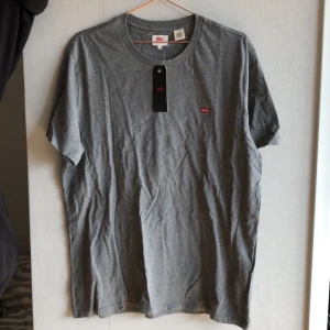 Oanvänd Levis T-shirt - Grå helt oanvänd T-shirt från Levis.