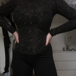 Partitopp ifrån giantricot - En fin glittrig partitopp ifrån ginatricot strl xs, fint skick 170kr