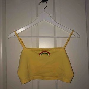  - Gul fin croptop från Zaful Med en regnbåge på