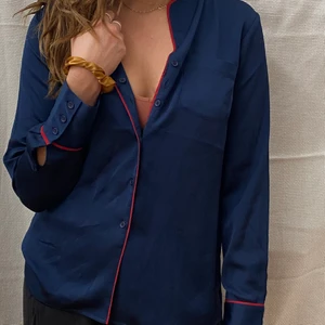 Mörkblå tunn skjorta - Den här skjortan är aldrig använd och är tunn, flowig, samt skön att ha på sig. Frakt tillkommer <3