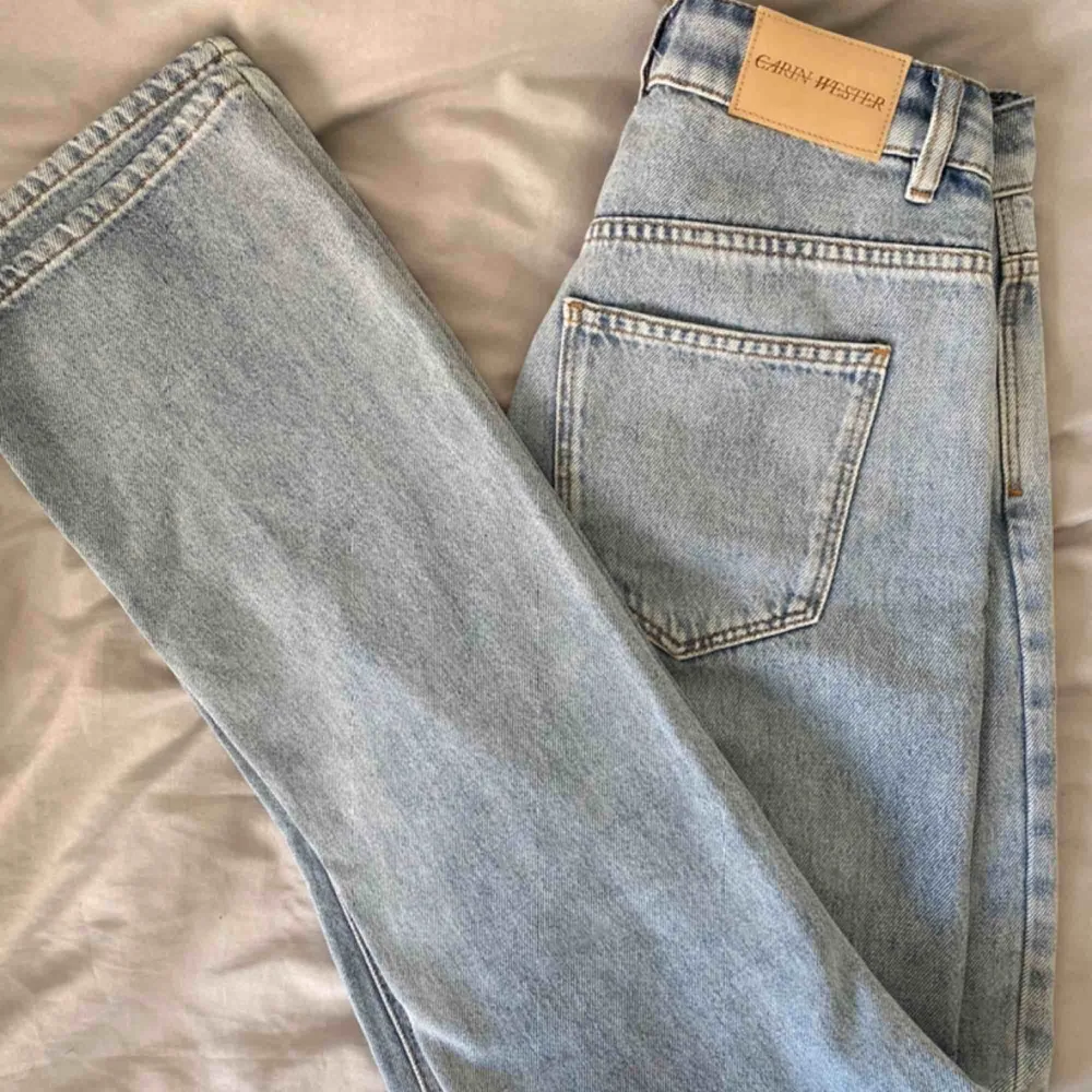 Jag säljer mina jeans från Carin Wester då dom är för små på mig! Har använt som en gång! Jag möts gärna upp i Malmö, annars tillkommer frakt på 50kr:). Jeans & Byxor.