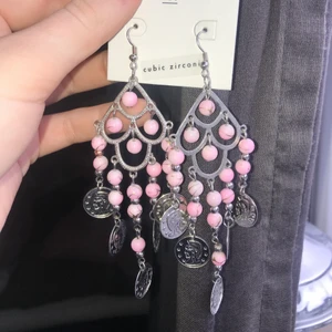 Hängande örhängen   - Örhängen i mycket bra skick! 50kr/st😊