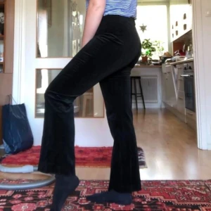 Svarta sammetsbyxor - Säljer dessa svarta sammetsbyxorna! De saknar en knapp på insidan men funkar att stänga även utan ❤
