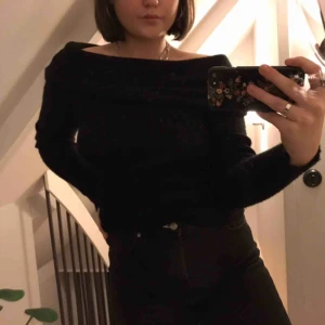  - Svart ”off shoulder” tjocktröja. Använd en gång och är köpt på Gina Tricot i storlek S. Om du är intresserad så kontakta mig!