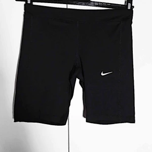  - NIKE träningsshorts/cykelshorts storlek S. Tight passform och slutar mitt på låret. Sitter bra på och är väldigt sköna. Sparsamt använda. Köparen står för frakt. Ställ gärna frågor! 