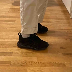 Nike air max 720 - Säljer dessa as coola Nike Air Max 720 i svart då de inte är min stil. Dem är helt oanvända. Köpta för ca 1900💘