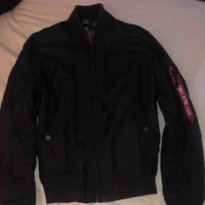  - Alpha Industries Bomber jacka i storlek S, inga hål eller slitningar. Frakt ingår 