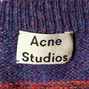 Acne stickad  - Köpt för 2000.  Stickad Acne tröja, UNISEX. Säljer för att jag använt den ca 2 gånger och tycker den ska användas mer! 🌻 Går att pruta. 