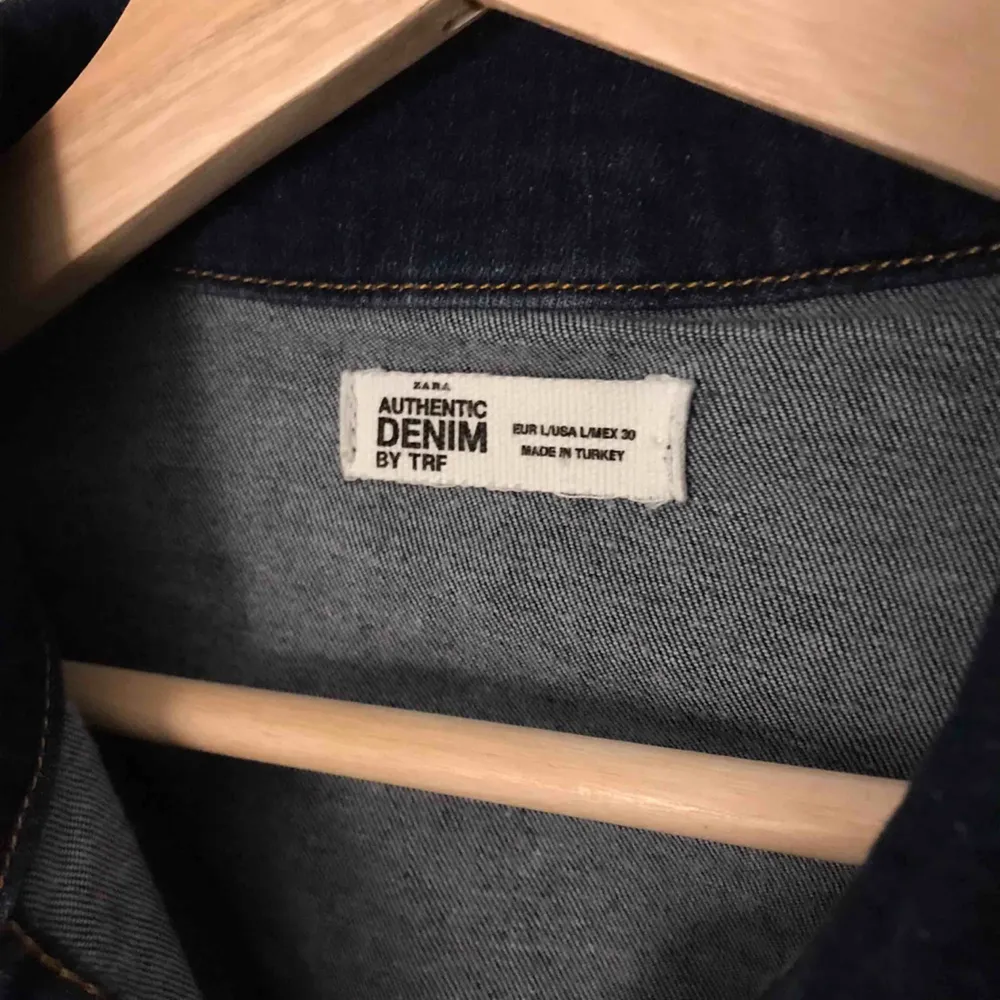 Supersnygg jeansklänning som framhäver kurvor fantastiskt🤩 köparen står för frakt⭐️. Klänningar.