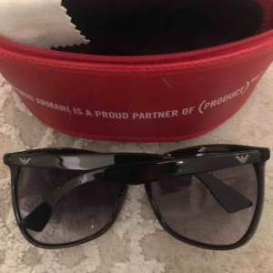  - Svarta solglasögon från märket Armani