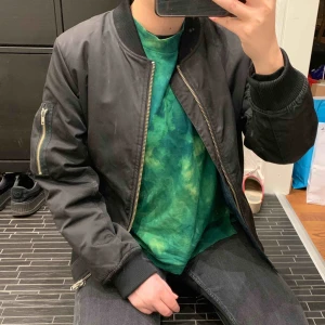  - Skitsnygg bomberjacka från stay wear. Älskar den men har köpt en ny jacka och använder inte den längre!