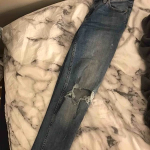  - Hål på varje knä från lager 157