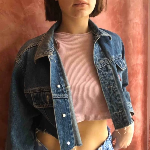  - sååå ball kort jeans jacka INTE LEVIS men en röd lapp som påminner om märket. minns inte vart jag köpte den men har klippt den själv💕 köpare står för frakt eller möts upp i Uppsala💘