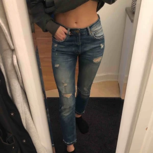  - Mom jeans med slitningar. Frakt tillkommer.