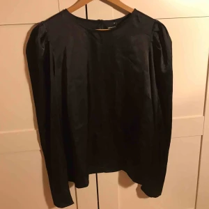  - Säljer en super fin blus i satin! Den har puffärmar uppe vid axlarna och är super fin! Fraktas endas ( ca 32kr)