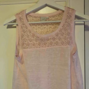  - Tunt lätt sommarlinne med virkad detalj upptill! Helt oanvänd! Fräsch babyrosa färg