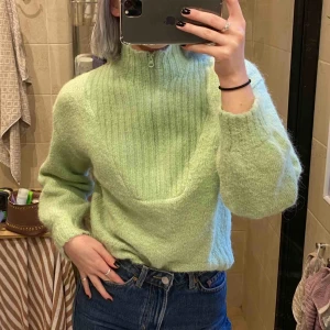  - Säljer min jättefina stickade tröja från Weekday då jag tycker den är lite för kort i ärmarna. Den är i bra skick och nypris va 500kr. Frakt ingår i priset🥰