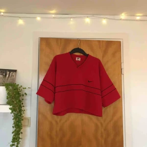  - Thriftad T-shirt från Nike som jag har croppat själv! Står ingen storlek på den men skulle gissa på att den är en L-XL i Herrstorlek  (Frakten är inte inkluderat i priset)