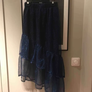  - Lång glittrig volangkjol från nakd! Aldrig använd. Storlek xs  