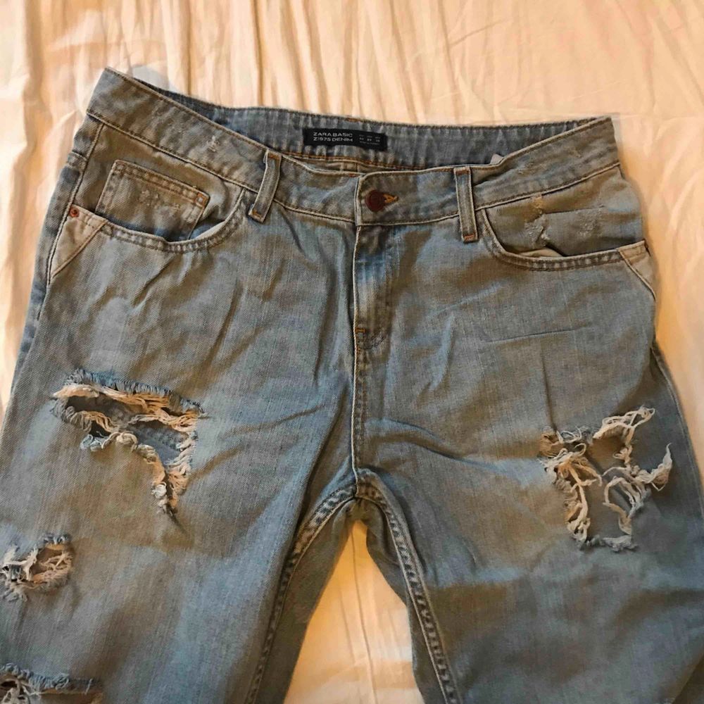Ett par normalmidjade slitna boyfriend jeans i en fin ljusblå tvätt. De är ankel jeans och normala i storleken. Har glömt ordinarie priset men skulle tippa på mellan 400-500kr? Använt 2 gånger max, jeansen har minimal stretch!. Jeans & Byxor.