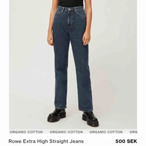  - Weekday jeans i modellen Rowe Extra High Straight Jeans säljes. Jeansen är i bra skick. 379:- inklusive frakt. Säljes pga fel storlek. 