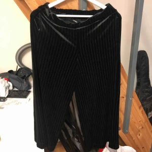  - Stretchiga och mjuka byxor från Monki. Använda ett fåtal gånger, väldigt bra skick. Jag är 180 lång och de är rätt korta på mig, går ungefär till slutet av vaderna. Köpare står för frakten. 