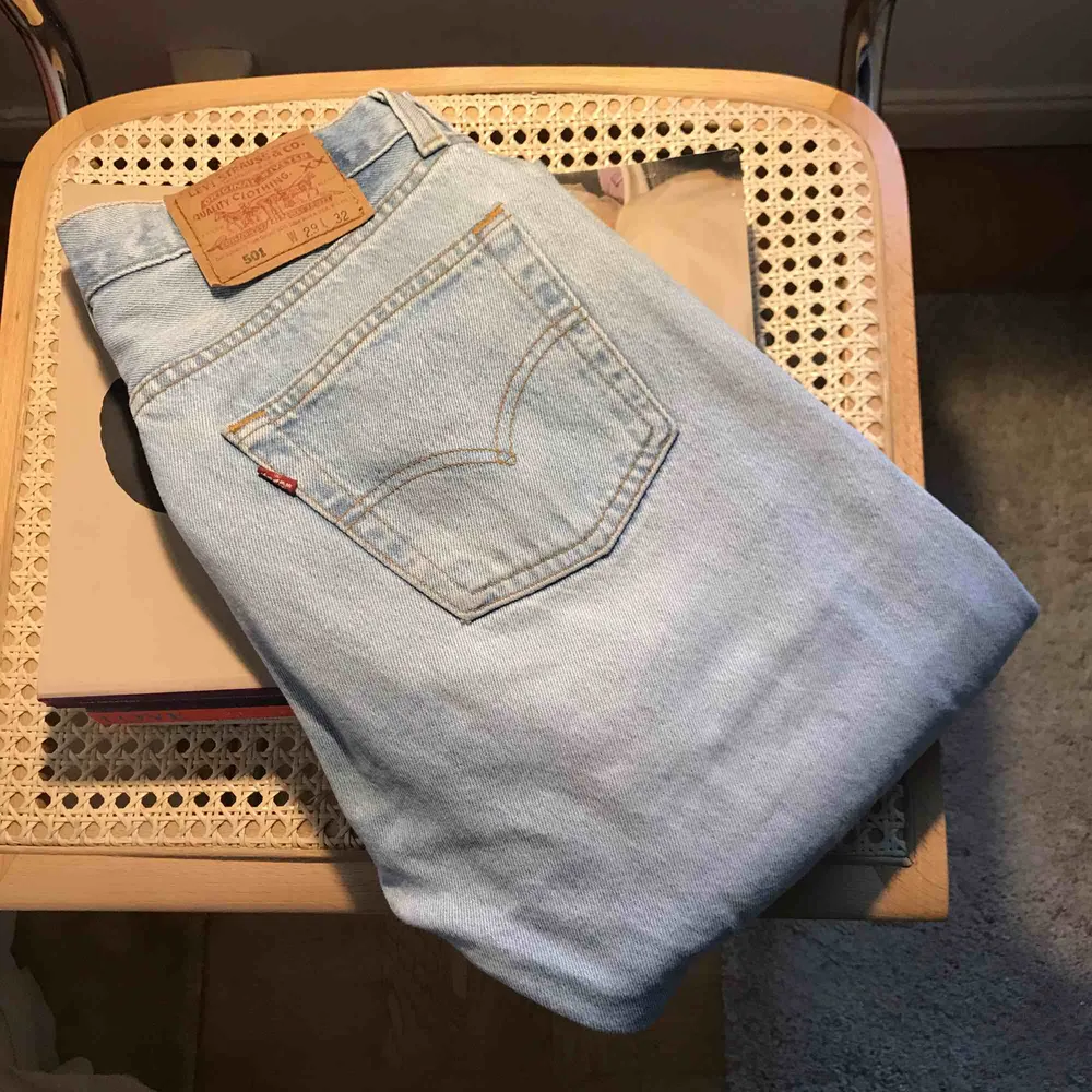 hej! säljer mina supersnygga vintage ~ Levis 501~ jeans i storlek 29, längden passar mig perfekt som är 173 cm 🍒 världens finaste tvätt och rak modell! skickas eller möts upp i stockholm, skriv om ni har frågor <3 . Jeans & Byxor.
