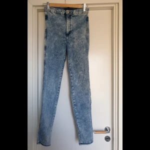 Stretchjeans  - Stretchjeans från H&M utan fickor i härlig färg! Säljes då de blivit för små för mig 🤷🏼‍♀️ Frakt tillkommer 😊