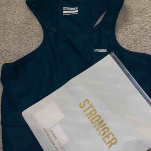  - helt ny stronger träningstopp i strl M 🌟 skickas med i påsen man får<3333ALDRIG ANVÄND