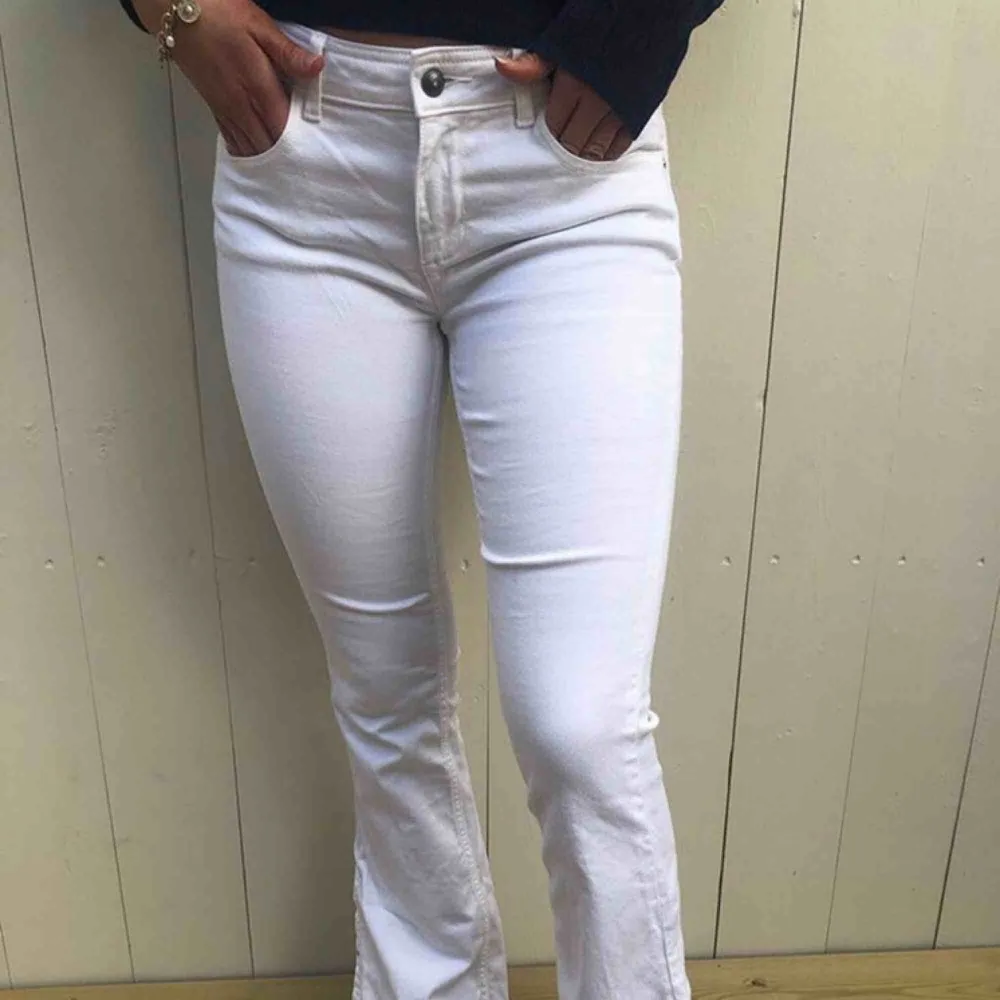 Vita lågmidjade bootcut jeans, de sitter jätte fint. Frakt tillkommer❤️ kontakta mig för mina egna bilder!. Jeans & Byxor.