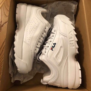  - Säljer min FILA skor som är använda under en kväll. Fick dom i present men insåg att de va försmå då de är i storlek 38(små i storleken). Nypris 999kr.  