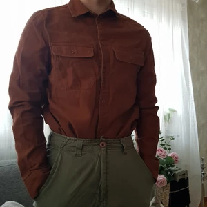 Beige skjorta - Beige brun skjorta från H&M, köpt kring 2017. Använd men den har mest legat i källaren. Dock är den skit cool och väldigt användbar. Bra för en neutral/höstig stil.