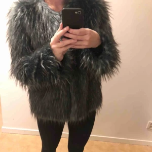  - Pälsjacka i olika blåa nyanser från Gina Tricot. Använd 1 gång! Köparen står för frakt 🌟