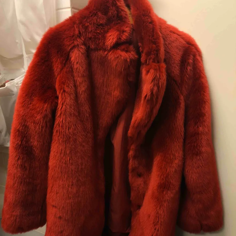 Röd lång fakepäls från H&M. Köpt för 500, nypris 150. Varm och funkar både på vinter och höst. Bra skick. Jackor.