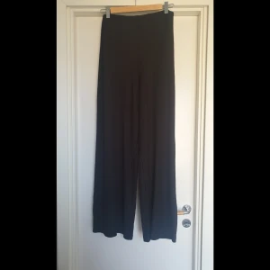 Vida byxor - Supersköna vida byxor från Zara i ribbat material! På mig sitter de tight precis över rumpan, sedan är de vida i benen! Säljes då jag har 2 st nästan likadana 😅 Frakt tillkommer :)