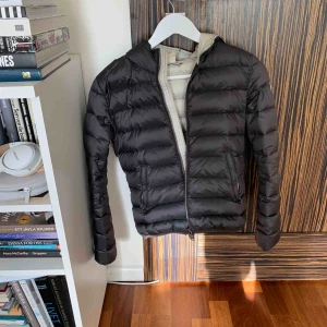  - Fin colmar Jacka Mörkgrå och bers inuti Köpt på NK Italiensk storlek 38 vilket motsvarar 34 Köpt för 4500kr Köpt för 2 år sen Fint skick för att vara använd 