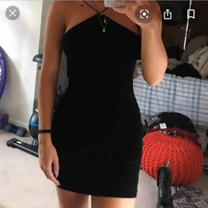  - En jättefin sammetsklänning den mango. Stilren och knappt använd. Storlek S.