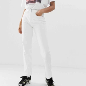  - Snygga vita jeans från weekday modell Voyage! De är knappt använda och köptes för 500 kr. De är relativt tighta och en rak modell. Superfina inför sommaren! 