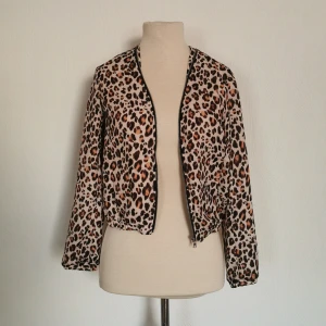 Jacka  - Tunn jacka. Märke: H&M. Storlek: 34 men kan även användas av en 36/S. Skick: mycket fint, sparsamt använd ett fåtal gånger. Pris: 80 kronor eller bud. Frakt: Betalas av köparen. 