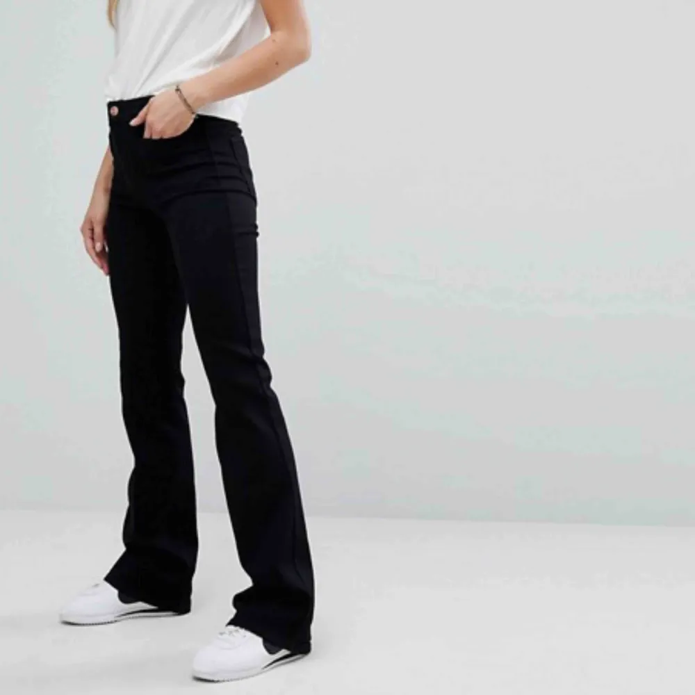 Wranglerjeans i Manchester💕 fickorna fram är som syns på andra bilden fyrkantiga och med den röda loggan på bakfickan, modellen är Flare och de är aldrig använda, frakt tillkommer🥰. Jeans & Byxor.