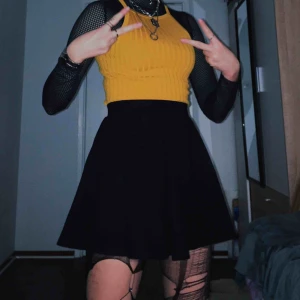  - jätteskönt gulligt linne, har dock aldrig använts vilket är anledningen till att jag säljer nu. den är väldigt stretchig och kan nog passa xs-m. frakt är inräknat!