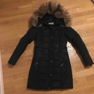  - Svart vinter jacka med äkta päls, 5,6 månader gammal men i väldigt bra skikt, inga hål eller repor