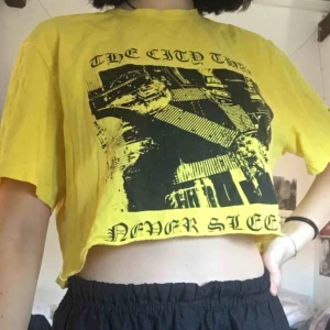  - Ascool croppad T-shirt (klippt själv). Använd några gånger men är i bra skick. 