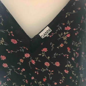  - Jättefin klänning från ganni. Kommer inte ihåg ordinariepriset men runt 2000 kronor.