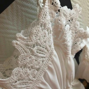  - Dags för student eller skolavslutning? Vit klänning från DM använd endast 1 gång i helt perfekt skick. 