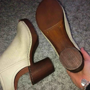  - Beige klackskor, storlek 38. Aldrig använda, säljer pga för stora! Resår knäppe så justerbara☺️ Det är gummisula så väldigt bekväma och lätta att gå i! Klackhöjd : ungefär 8 cm Köpare står för frakt👡